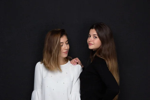 Porträt Zweier Freundinnen Mit Gesten Der Zuneigung Auf Schwarzem Hintergrund — Stockfoto
