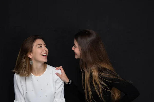 Πορτρέτο Δύο Ευτυχισμένων Γυναικών Φίλων Χειρονομίες Αγάπης Γελώντας Μαύρο Φόντο — Φωτογραφία Αρχείου