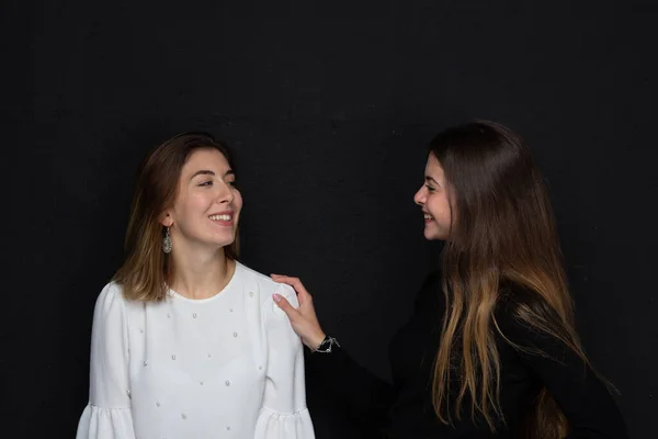 Retrato Dos Amigas Felices Con Gestos Amorosos Riéndose Sobre Fondo — Foto de Stock