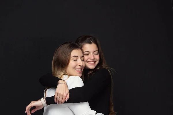 Ritratto Due Amiche Felici Con Gesti Amore Che Ridono Uno — Foto Stock