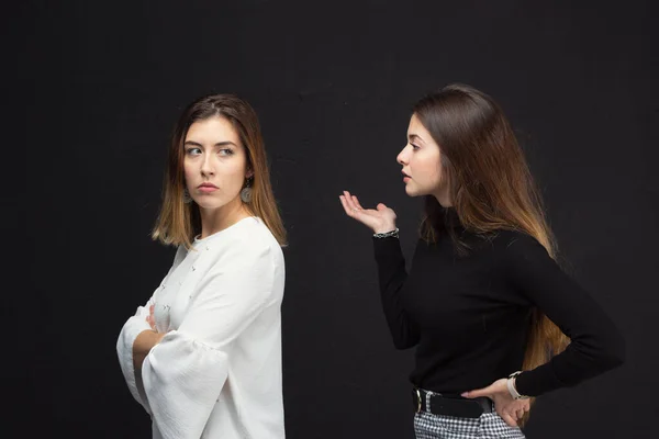 Öfke kavramını tartışan iki kızgın genç kadın.