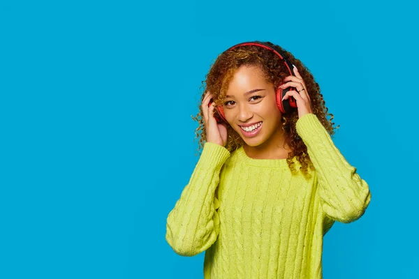 Mulher Afro Americana Adorável Com Fones Ouvido Vermelhos Ouvindo Música — Fotografia de Stock