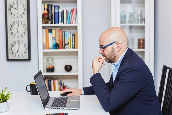 Empresário Autônomo Que Trabalha Casa Com Laptop Homem Careca Adulto — Fotografia de Stock