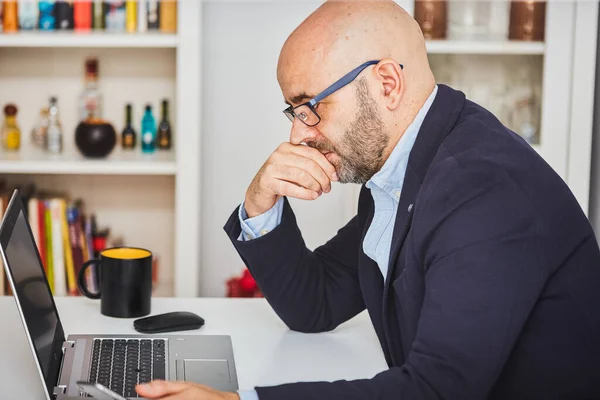 Empresário Autônomo Que Trabalha Casa Com Laptop Homem Careca Adulto — Fotografia de Stock