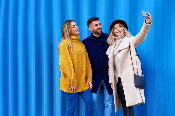 Amigos Felices Divirtiéndose Juntos Calle Dos Mujeres Hombre Sonriendo Riendo — Foto de Stock