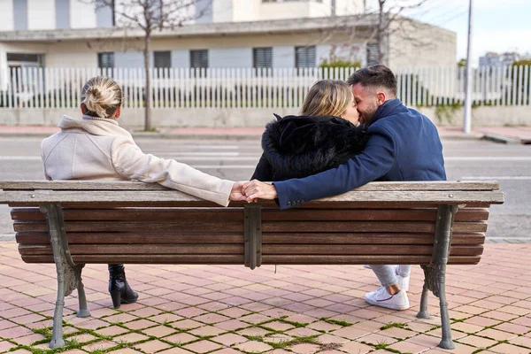 Trójkąt Miłosny Dziewczyna Całuje Się Swoim Chłopakiem Podaje Rękę Innej — Zdjęcie stockowe