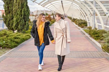 Şehrin sokaklarında yürüyen iki zarif kızın mutlu ve pozitif anları. Genç kızların eğlenceli, gülümseyen, büyüleyici anların portresi, en iyi arkadaş. Arkadaşlık ve aşk kavramı