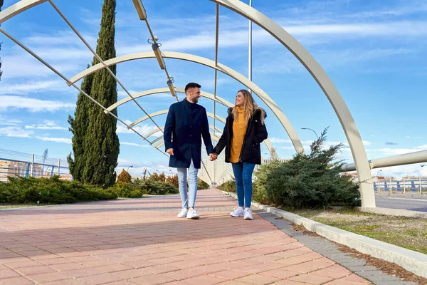 Pasangan Muda Yang Bahagia Berjalan Romantis Hari Musim Dingin Yang — Stok Foto