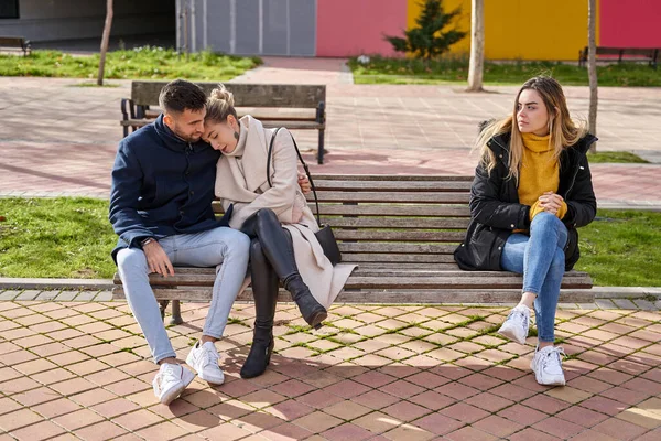 Cuplu Logodit Stând Bancă Îmbrățișând Timp Prieten Este Singur Conceptul — Fotografie, imagine de stoc