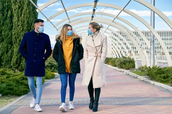 Kendilerini Corona virüsü enfeksiyonundan korumak için maske takan genç arkadaşlar, Covid-19-Millennials birlikte eğleniyor. Arkadaşlık ve güvenlik kavramı
