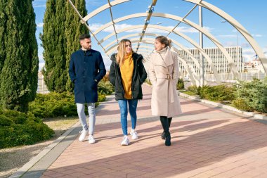 Köprüden geçen üç arkadaş. Arkadaşlar konuşuyor. Arkadaşlık kavramı