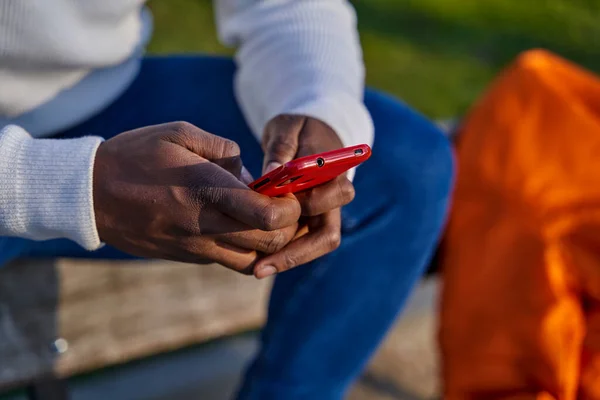 Siyah adamların elleri akıllı bir telefonla mesaj yolluyor. Sosyal ağları tarıyorum. Teknoloji kavramı