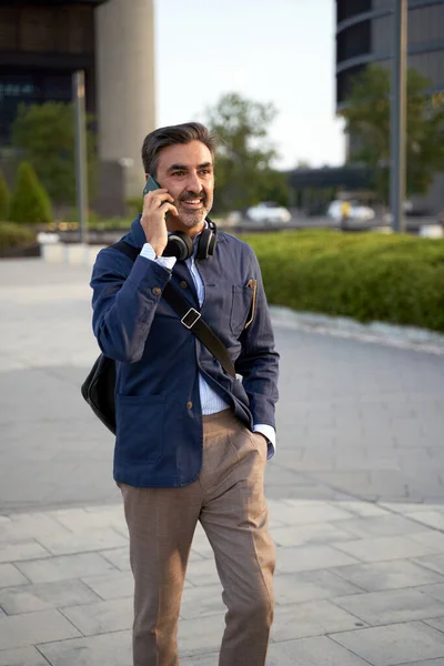 Homem de negócios adulto na área financeira falando ao telefone. — Fotografia de Stock