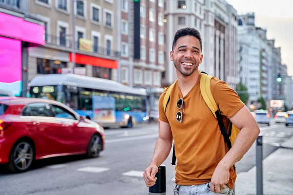 Jovem sorridente latino caminhando pelas ruas de Madri. Caminhando rua principal da cidade. — Fotografia de Stock