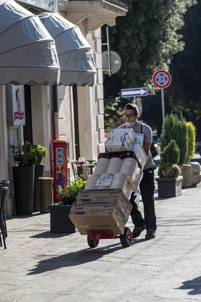 Terni Ιταλία Οκτωβρίου 2020 Κούριερ Μεταφοράς Δεμάτων Κατάστημα — Φωτογραφία Αρχείου