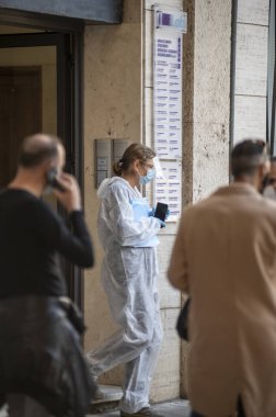 Terni, İtalya 21 Ekim 2020: Bir kliniğin önünde kuyruk oluşturup kovid 19 'u temizleyin.
