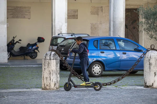 Terni Italia Octubre 2020 Niño Negro Con Monopatín — Foto de Stock