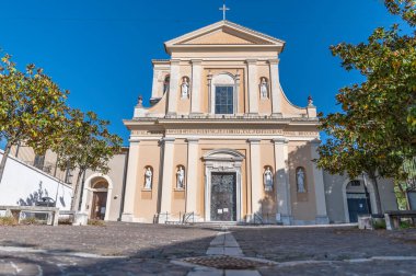 Terni, İtalya 22 Ekim 2020: San Valentino Kilisesi ve mimari detayları