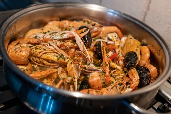 Sopa Peixe Fresco Com Scampi Frutos Mar Com Moluscos Mexilhões — Fotografia de Stock