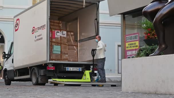 Υπηρεσία courier που παίρνει στο φορτηγό με ηλεκτρική πλατφόρμα — Αρχείο Βίντεο