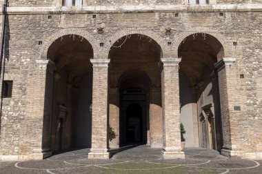 Terni, İtalya Eylül 01: 2020: Umbria 'daki Terni Belediyesi, Spada Sarayı kemerleriyle giriş