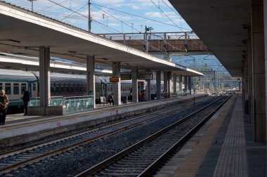 Terni, İtalya Kasım 03 2020: İnsansız tren istasyonu Corona virüsüne neden oldu