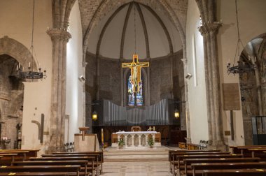 Terni, İtalya Kasım 03 2020: Terni 'deki San Francesco Kilisesi mihrabı