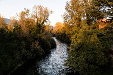 Terni 'nin siyah nehri mermer şelaleden geliyor.