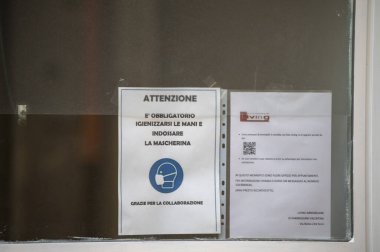 Terni, İtalya 11 Kasım 2020: Korona virüsü önleme uyarısı bir dükkanda sergilendi