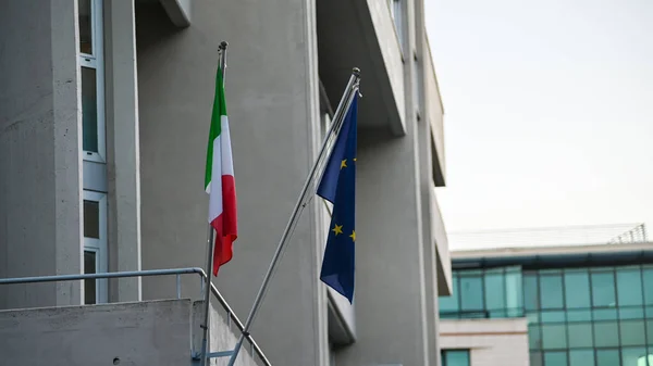 Terni Ιταλία Νοεμβρίου 2020 Σημαίες Της Ιταλικής Και Ευρωπαϊκής Κοινωνίας — Φωτογραφία Αρχείου