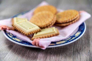 Yukarıdaki ahşap masada bisküvilerle yemek kombinasyonu.