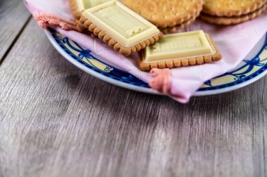Yukarıdaki ahşap masada bisküvilerle yemek kombinasyonu.