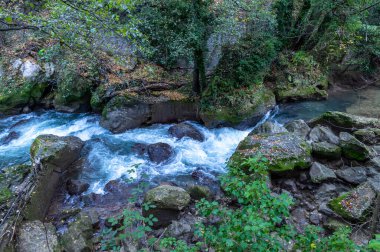 Kara Nehir ve kışın mermer şelalenin ardından belirtiler.