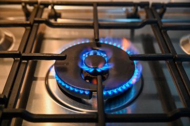 Merkezi mutfak sobası. En büyük ateşe hazır yemek.