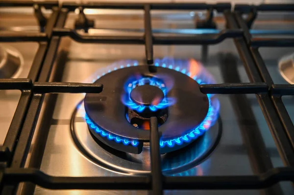 Merkezi mutfak sobası. En büyük ateşe hazır yemek.