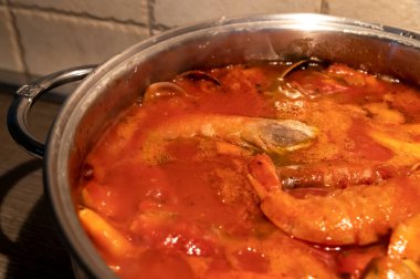 Domates çorbası, deniz ürünleri, midyeler, Arjantin karidesleri.