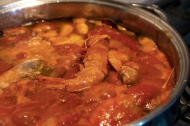 Domates çorbası, deniz ürünleri, midyeler, Arjantin karidesleri.