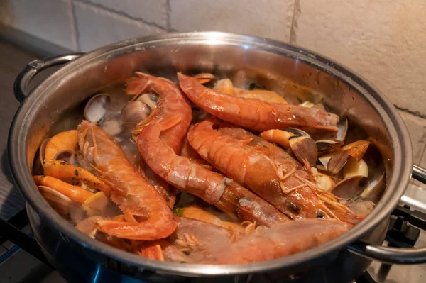 Tomatenfischsuppe Mit Meeresfrüchten Venusmuscheln Argentinischen Garnelen — Stockfoto