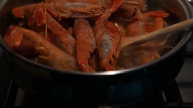 Balık çorbası ve deniz ürünleri.