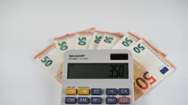 Banconote da 50 euro con calcolatrice su sfondo bianco — Video Stock