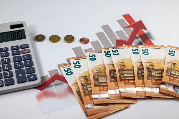 Banknotów Euro Wykresami Kalkulatorem Białym Tle — Zdjęcie stockowe