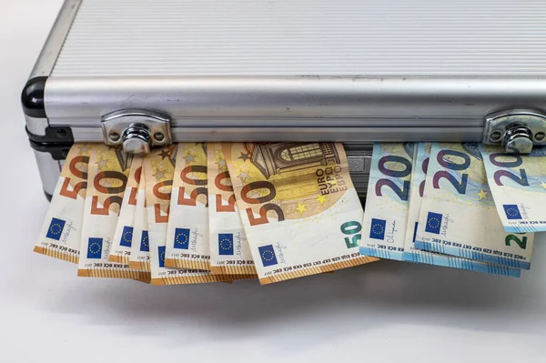 白底铝制公文包50欧元和20欧元钞票 — 图库照片