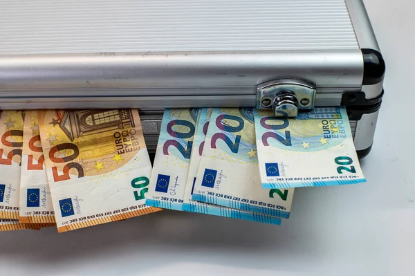 Notas Euros Sobre Pasta Alumínio Sobre Fundo Branco — Fotografia de Stock