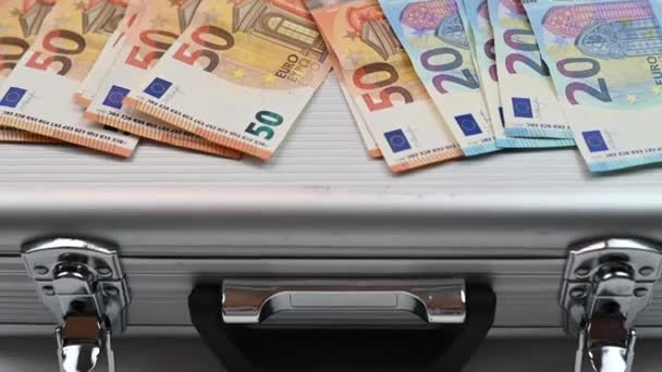 20 і 50 євро банкноти з алюмінієвим корпусом — стокове відео