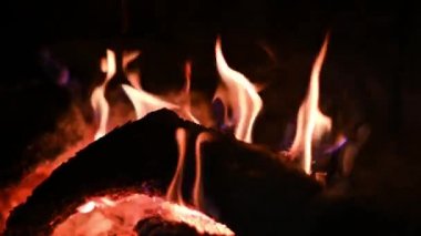 Şöminede odun parçalarıyla ateş yakıldı.