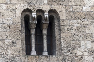 Terni 'deki bir kilise penceresinin mimari ayrıntıları