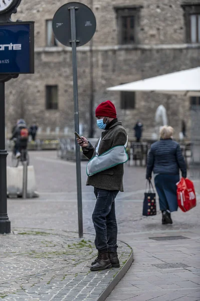 Terni Ιταλία Ιανουαρίου 2021 Τραυματίας Αλλοδαπός Κοιτάζοντας Τηλέφωνο — Φωτογραφία Αρχείου