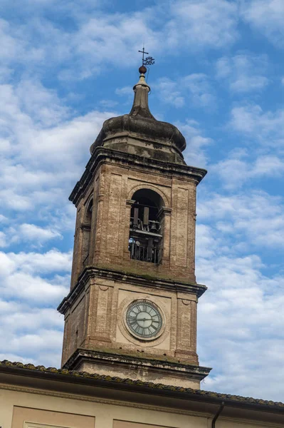 Torre sineira da catedral de teni na parte estótica da cidade — Fotografia de Stock
