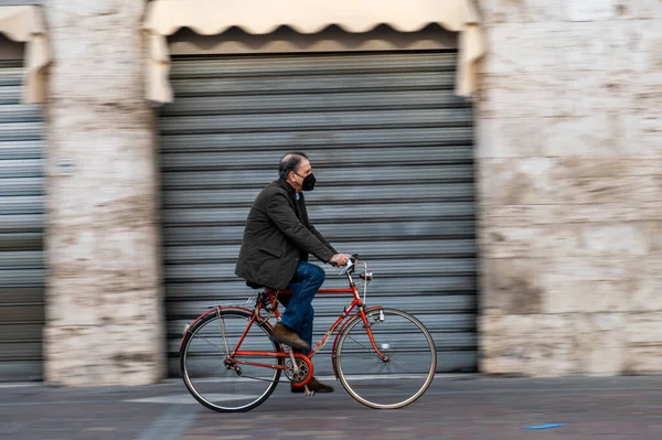 Terni Ιταλία Φεβρουαρίου 2021 Άνθρωπος Ποδήλατο Στην Κεντρική Πλατεία Του — Φωτογραφία Αρχείου
