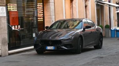 Maserati arabası dört okla durdu.